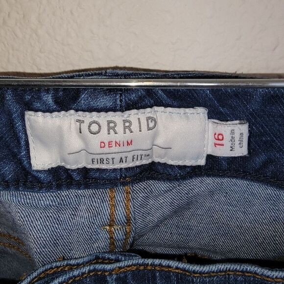 Torrid Boyfriend Jean - Vintage Stretch Medium Wash size 16 - Picture 9 of 11